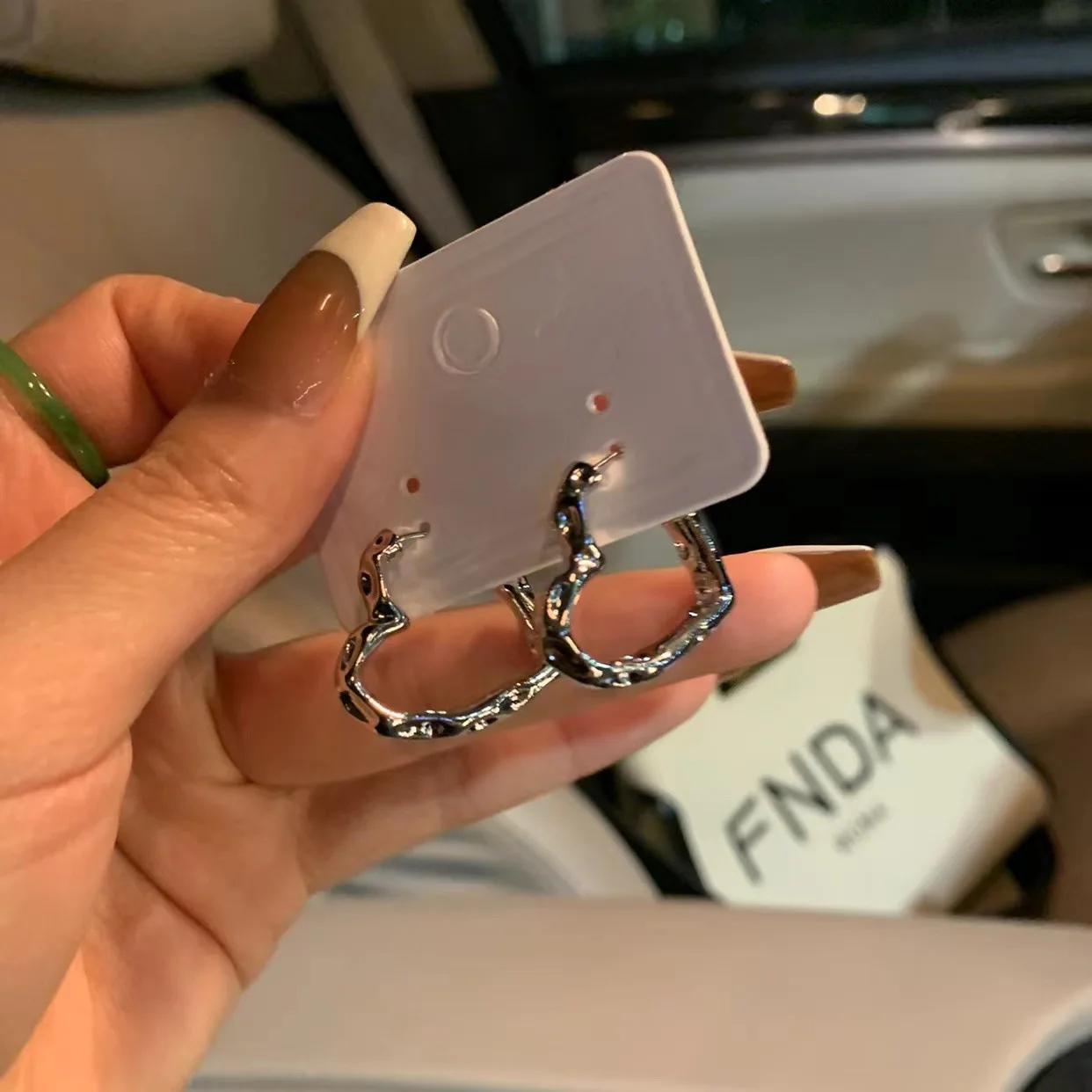 

Personality Design Irregularity Hollow Love Heart Hoop Earrings for Women Charm Hip Hop Rock Party Dangle Jewelry Accessories