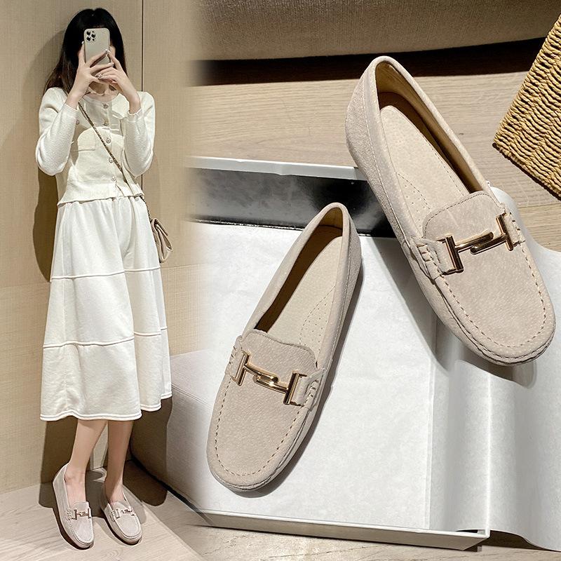 Модные замшевые туфли на плоской подошве с металлической пряжкой — фото 6