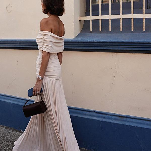 Europäische und amerikanische Damenbekleidung Herbst Neu Ein-Wort-Kragen Temperament Elegant und Sexy Figurbetont Falten-Tube-Top-Kleid