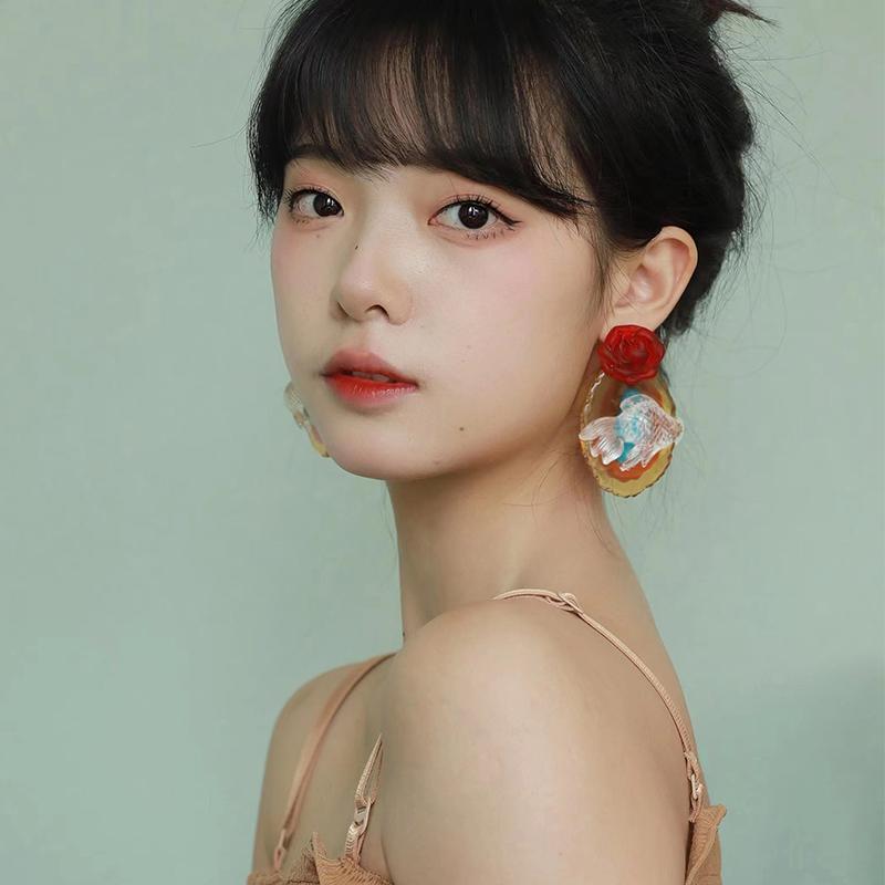 

Серьги Красный цветок из серебряной иглы с прозрачными золотыми рыбками, серьги с преувеличенным дизайном, высококлассные модные нишевые серьги для женщин