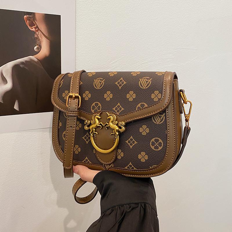 IELGY Fashion Retro All-Match Messenger Bag PU Texture Letter Printing Classy Small Square Bag кофейный