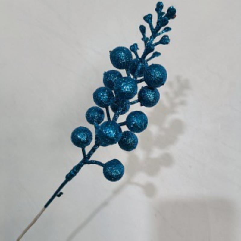 Christmas decorations, gold powder balls, berries, holiday atmosphere, Christmas tree wreath, rattan, gold powder sequin accessories