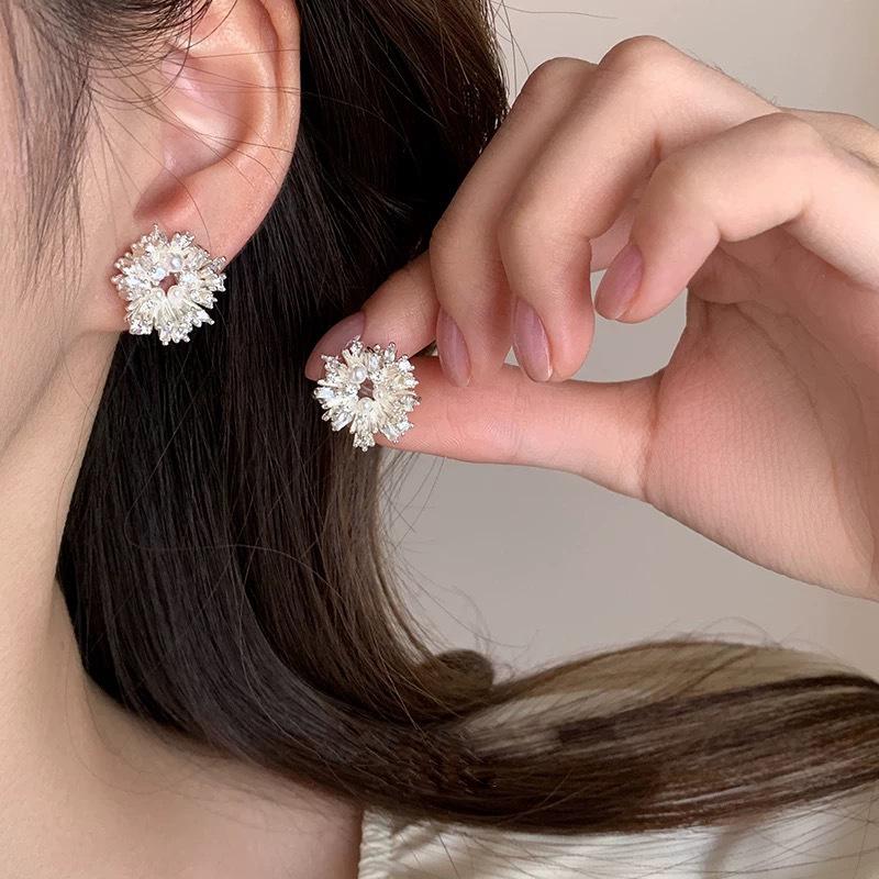 

Silver sunflower pearl earrings niche high-end three-dimensional zircon stud earrings high-end no-hole earclips no-hole women