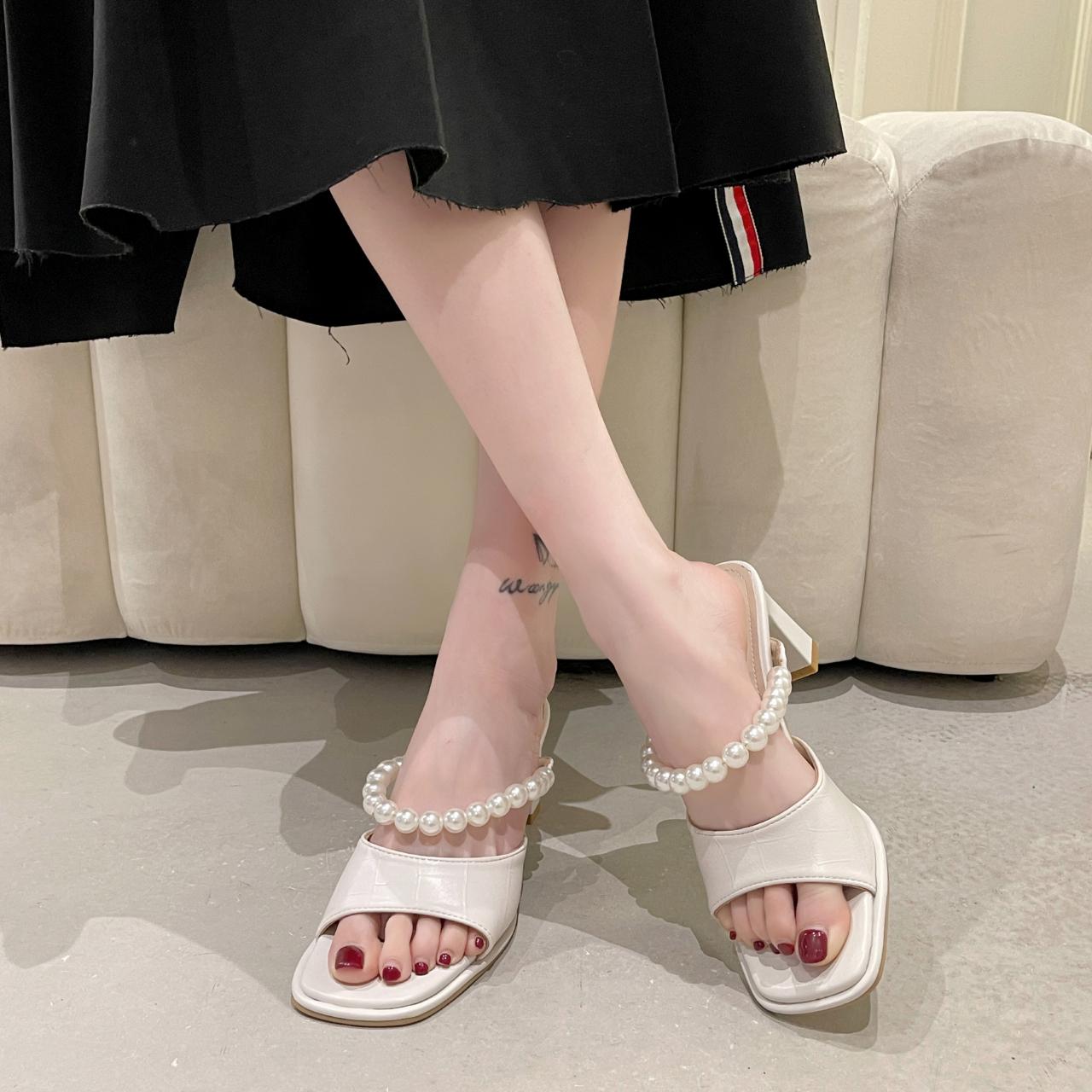 

2024 НовинкаКвадратный носок Тонкие высокие каблуки Женские туфли с жемчужным каблуком Женские туфли на высоком каблуке Модные женские летние туфли Тапочки 36