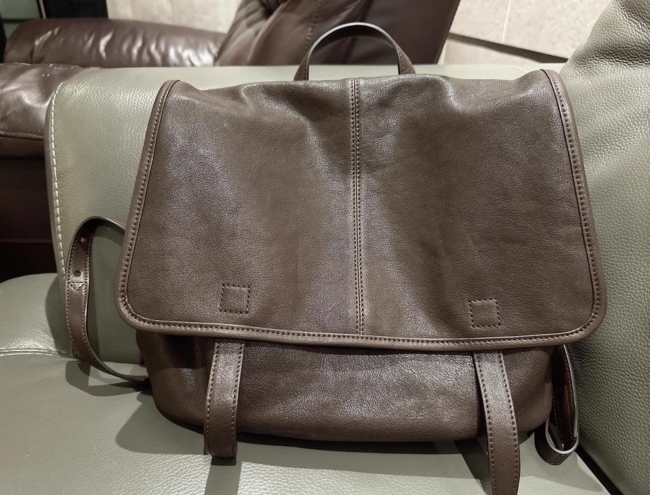 Versatile Large Capacity Vegetable-Tanned Leather Backpack for Work and Casual Use