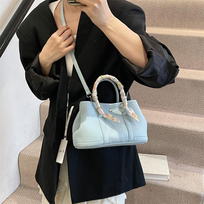 High-end trendy fashion hand-carried bucket bag women 2025 new simple casual shoulder bag small fresh messenger bag