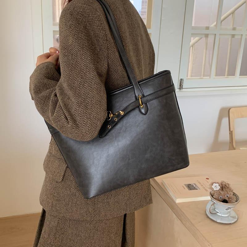 Large-capacity Retro Bag Women's Autumn and Winter 2025 New Simple and Versatile Shoulder Underarm Bag Casual Commuter Tote Bag