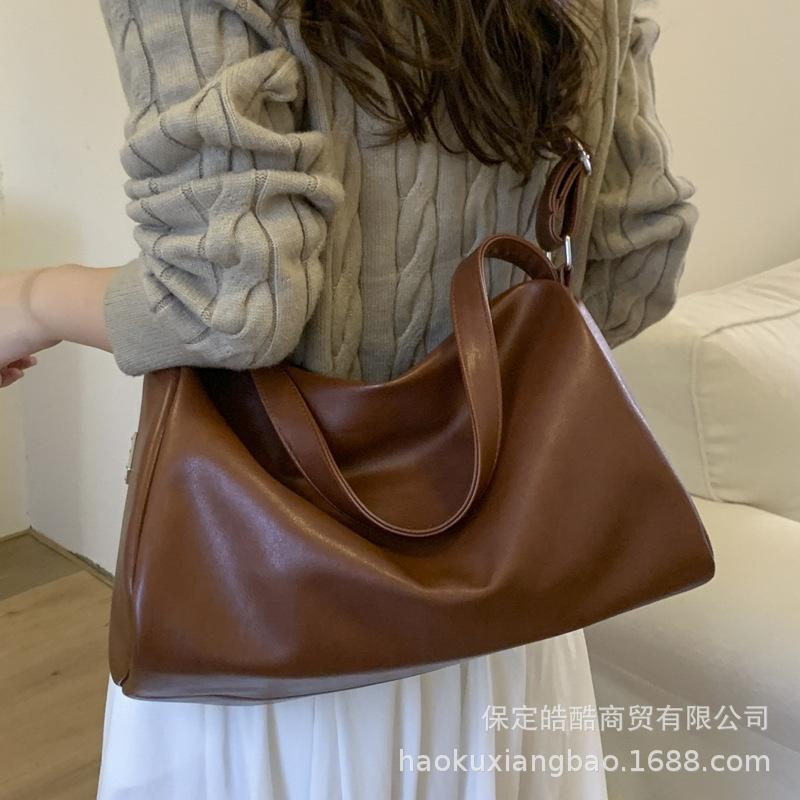 Retro bag women's large capacity 2025 new autumn and winter versatile shoulder messenger bag popular commuter pillow bag this year