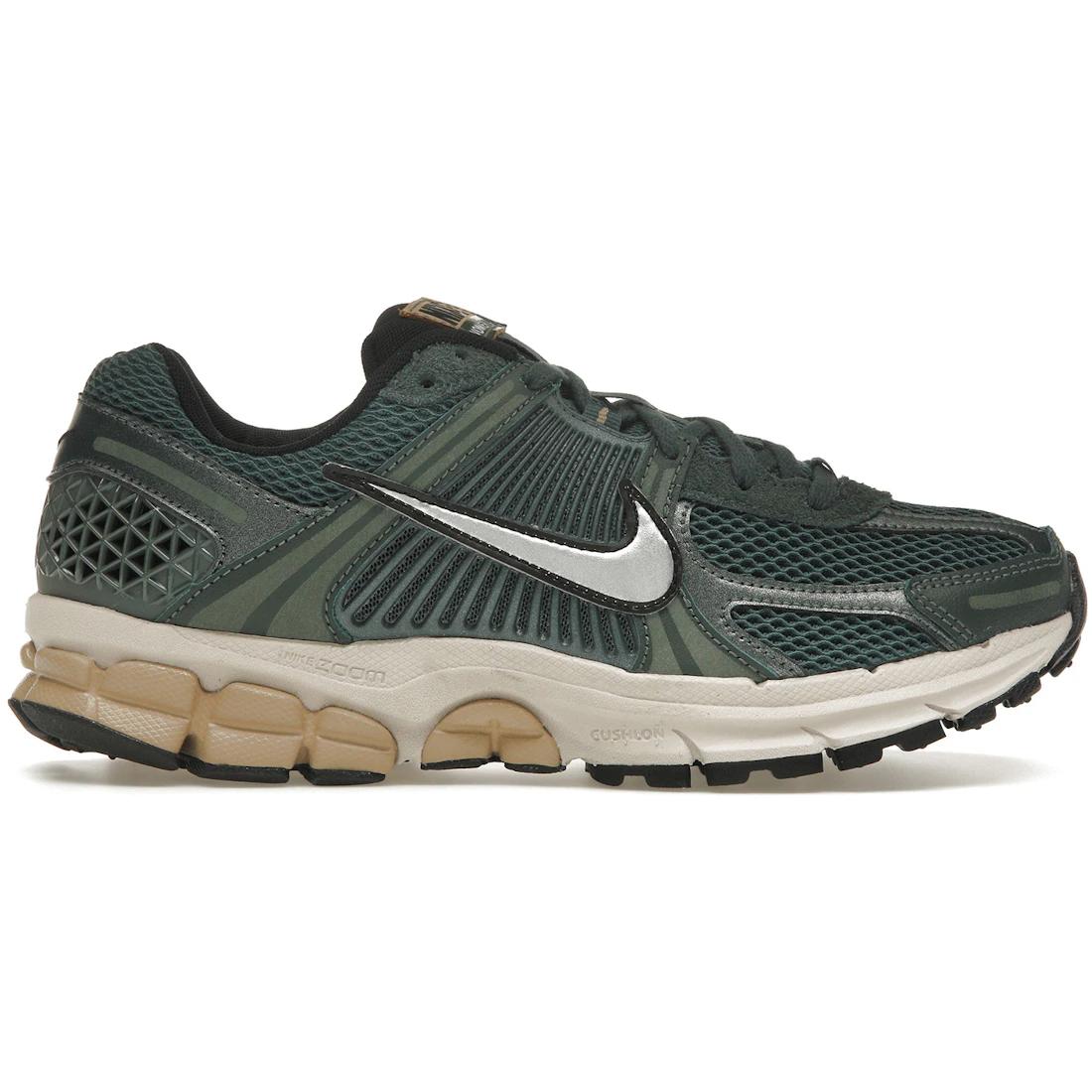 

Sneaker Nike Zoom Vomero 5 Vintage Green Light Orewood Brown Hemp Chrome (Women s)(FN6742-300) 38