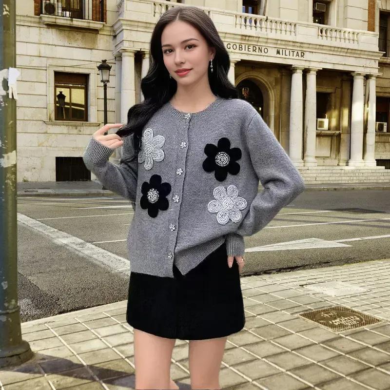 

Autumn and winter new fashion contrasting colors bottom edge crochet flower three-dimensional decoration knitted crew neck cardigan jacket top average size серый