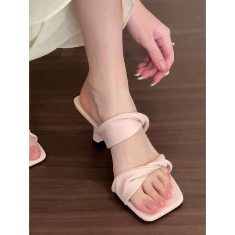 OMG!! Beautiful! High heels, sandals, comfortable on the feet, square head, thin heel with cool slippers.