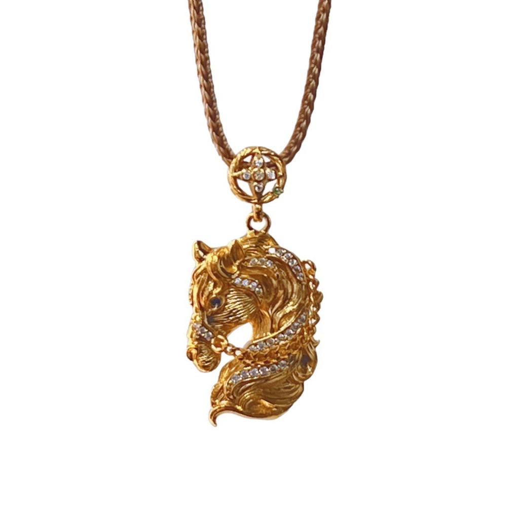 "Pentium av Hästen" Borstat Sandguld Spets Diamant Röd Häst Halsband Flätat Rep Kopparmynt Högklassig Känsla Mångsidig Tröjkedja Dam