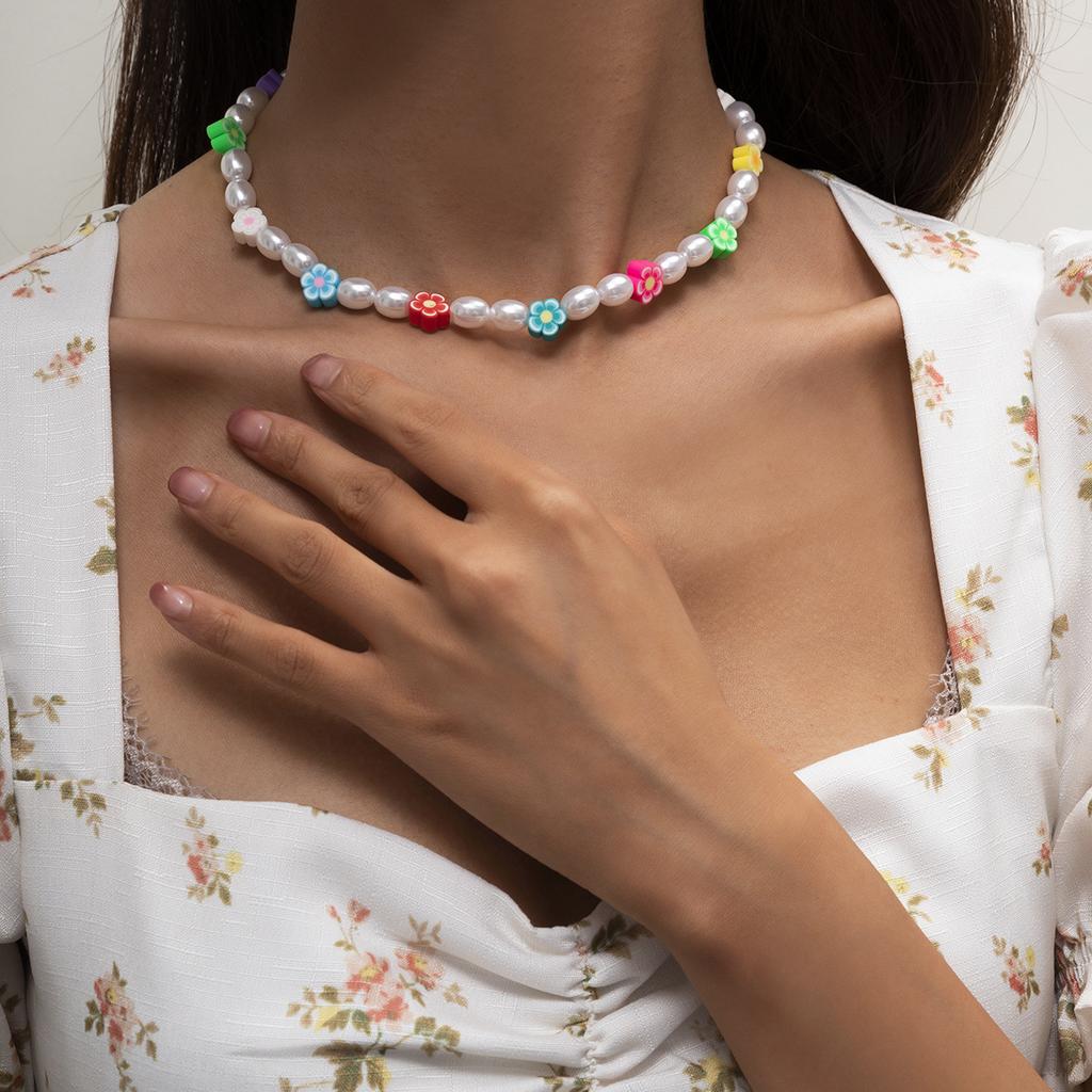 Simple Temperament Imitation Pearl Beaded Necklace Female, Colorful Small Flower Soft Pottery Smiley Face Collarbone Necklace