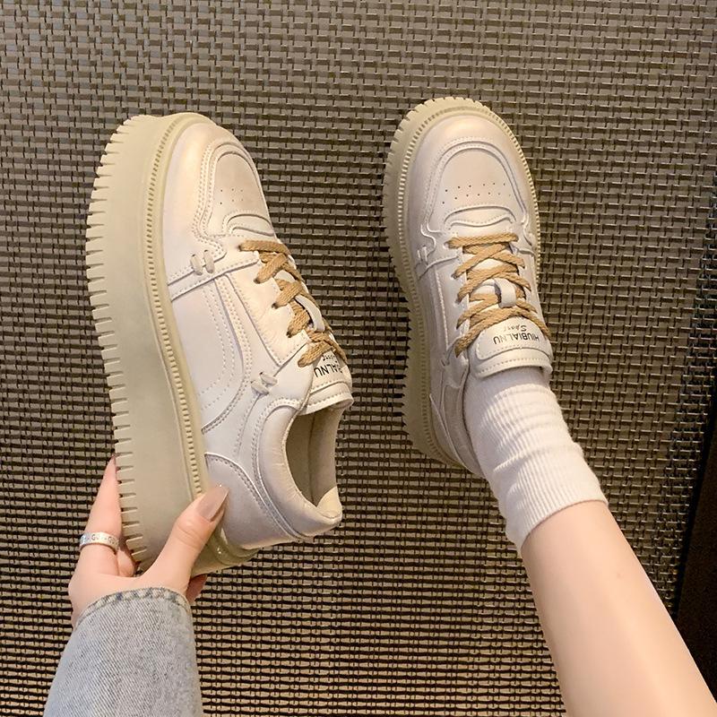 Small man thick-soled heightening Hong Kong style little white shoes women's 2025 autumn and winter new versatile skirt muffin shoes board shoes