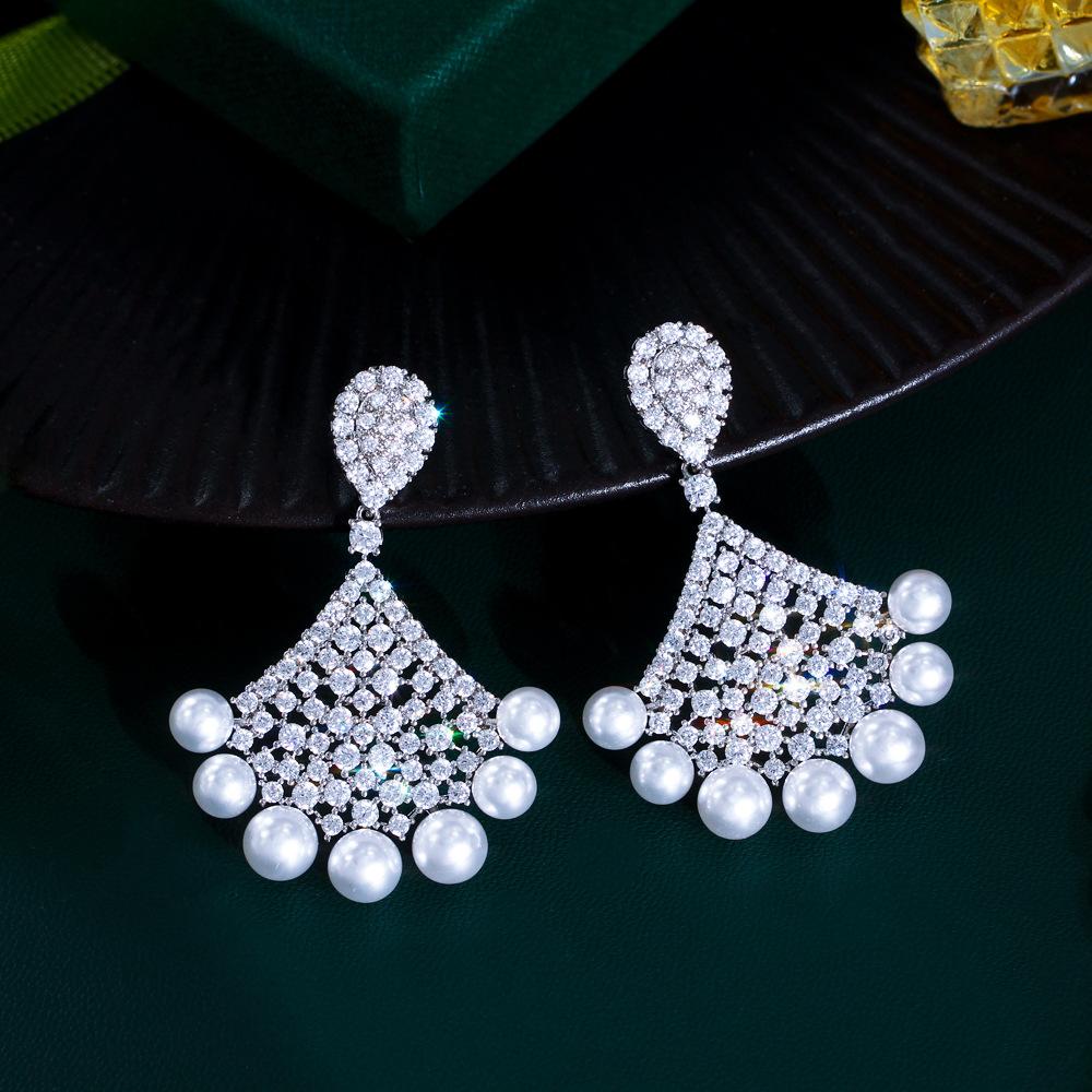 French Retro Light Luxury Temperament Pearl Earrings Fan-Shaped Texture Earrings Slightly Inlaid Zircon Ear Jewelry