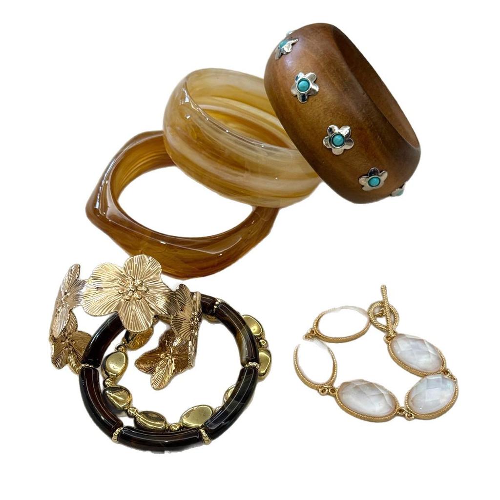 Acrylic Flower Open Bangle: Creative & Exaggerated Bracelet for Women