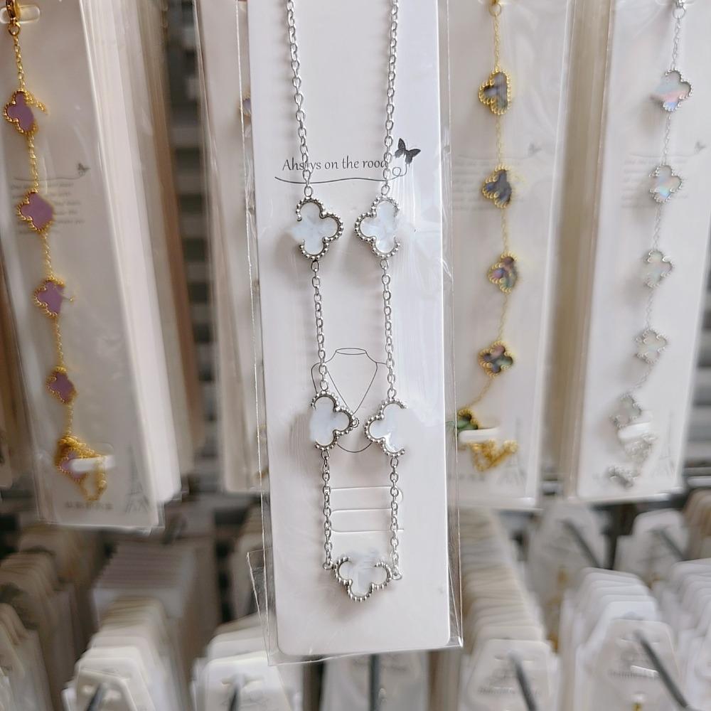 This Stylish Non-fading Four-leaf Clover Necklace for Women Is Suitable for Wearing in The Shower and Features A Double-sided Design