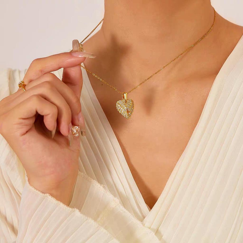 European and American Heart-Shaped Openable Necklace with Wings Pendant - Fashionable, Versatile Clavicle Chain for Women