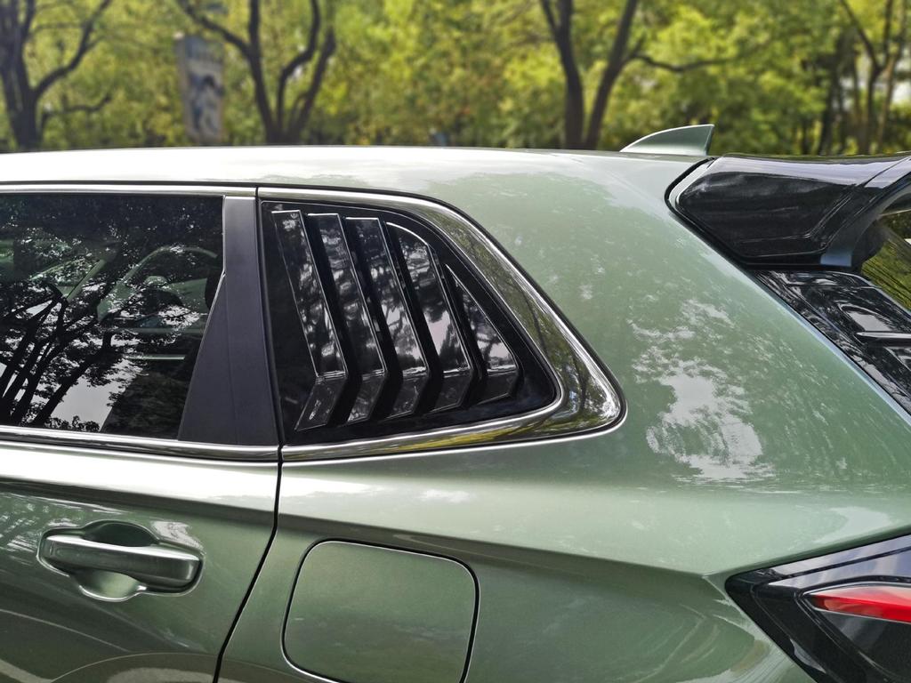 23 Honda CR-V Front Lip Body Kit: Includes Side Skirts, Rear Spoiler, Rear Lip, Corner Covers & Louvers