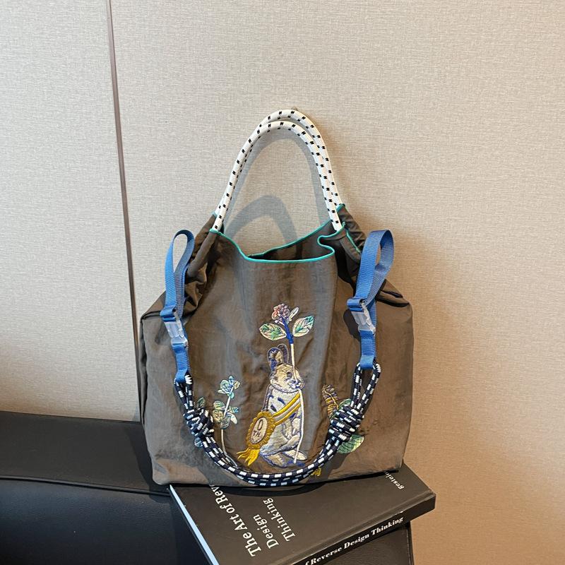 

Повседневная экологичная вышитая сумка для покупок Нейлоновая сумка Портативная нишевая модная сумка-тоут Большая вместительная сумка через плечо серый