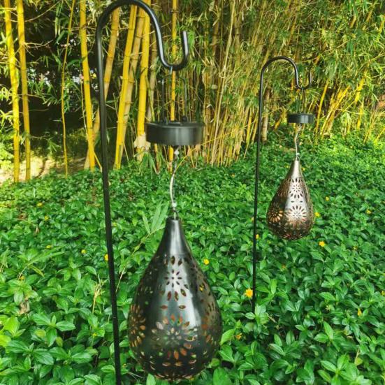 Outdoorlaterne IP44 Durchbrochene Eisenkunst Wasserdicht Lichtsteuerung Solarbetrieben Dekorative Projektionsleuchte