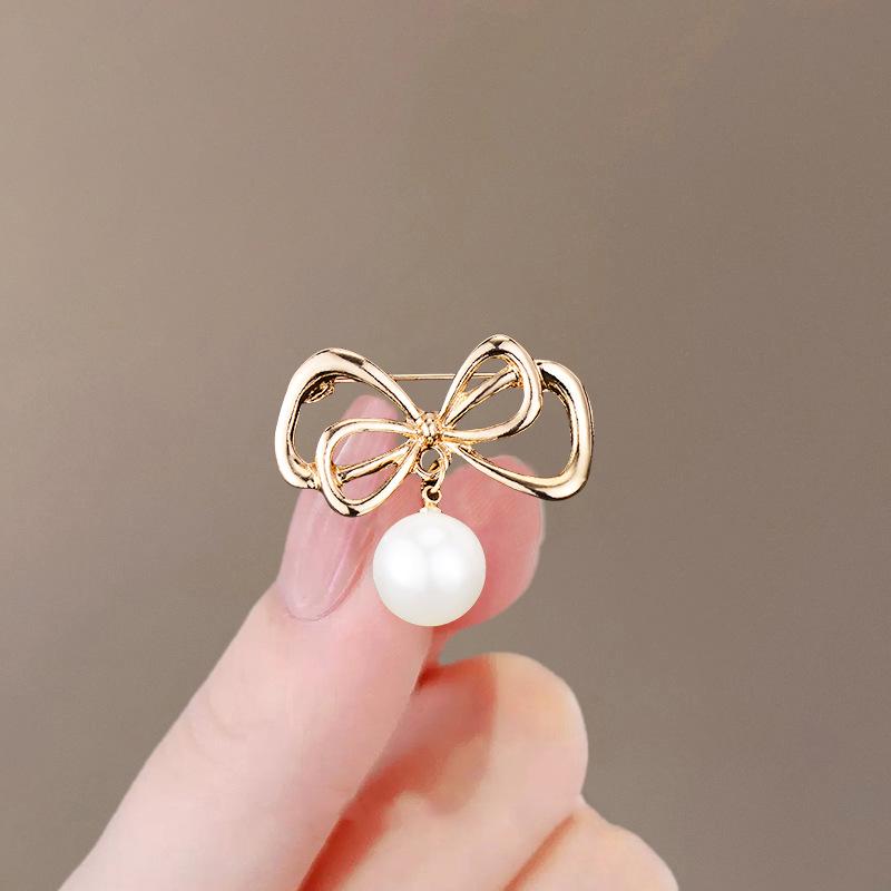 Elegante Schmetterlingsbrosche mit Perle – Damen-Modeschmuck-Anstecknadel von hoher Qualität