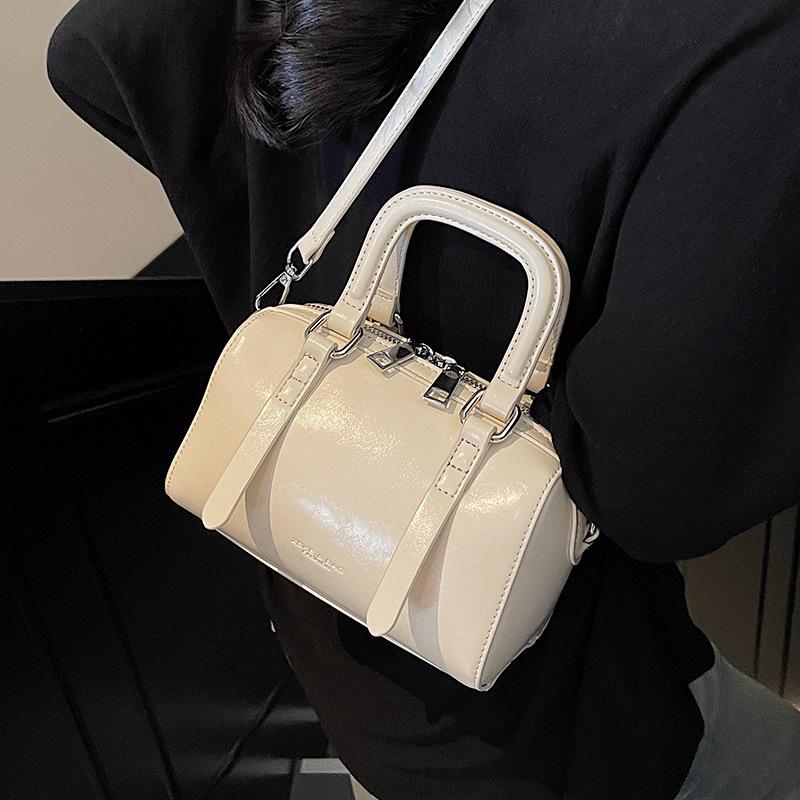 New Products Are Fashionable, Simple and High-end Portable Pillows, Boston Bags, Niche Commuting Versatile Casual Messenger Women's Bags