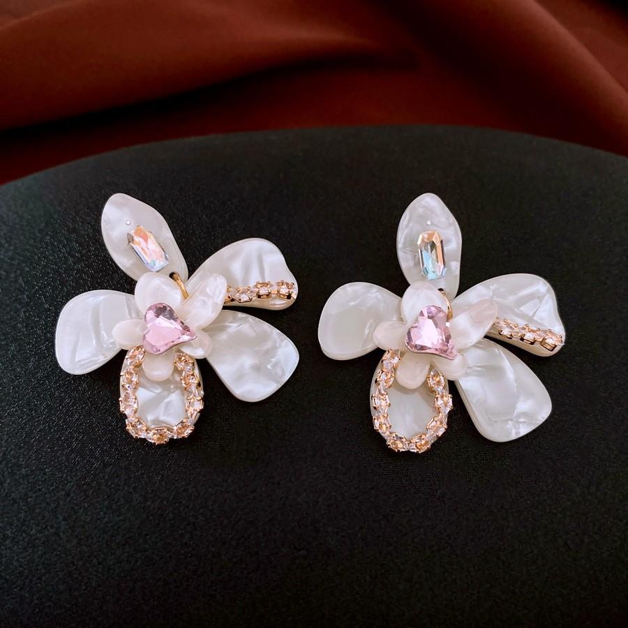 Medieval Silver Needle with Diamonds, Dripping Oil, Flower Pearl Earrings, Temperament, Court Style Stud Earrings, Light Luxury and High-end Earrings.