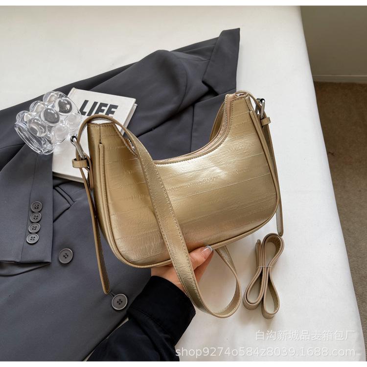

Niche underarm small bag women s 2025 summer new retro oil wax leather crescent bag fashion shoulder messenger bag золотой