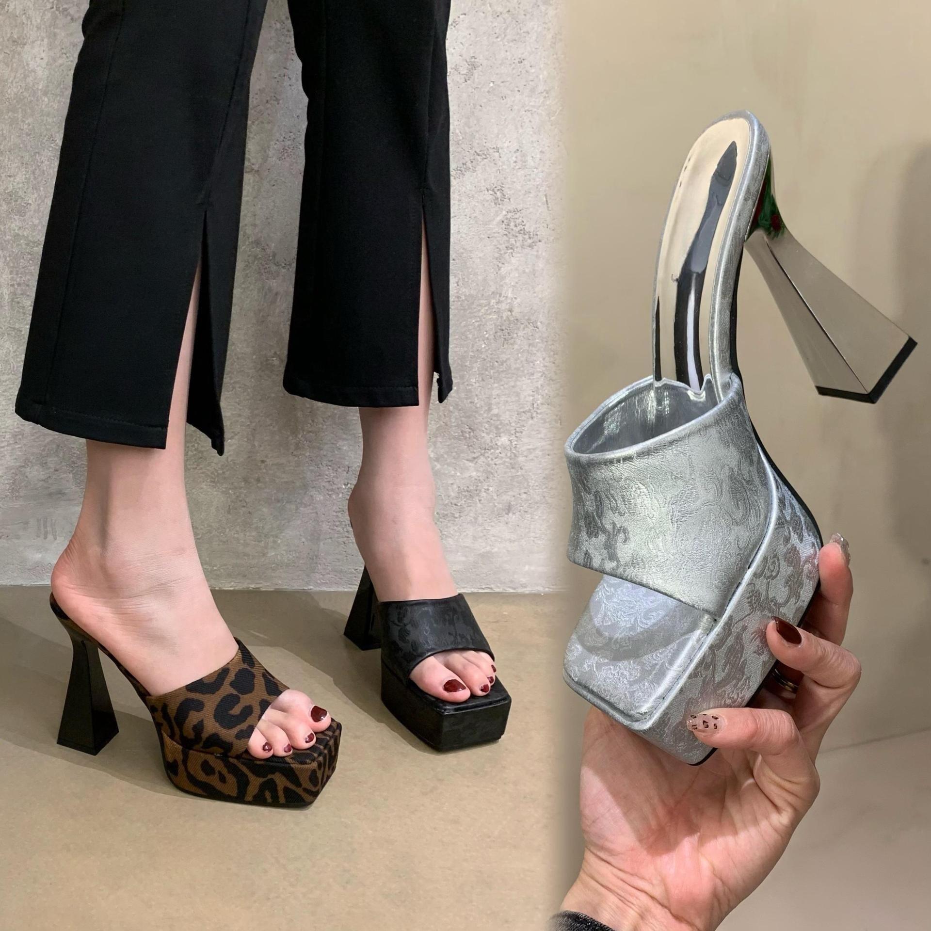 

Square head white open-toed slippers women s spring and summer half-drag thick heels sandals high heels 35 чорний