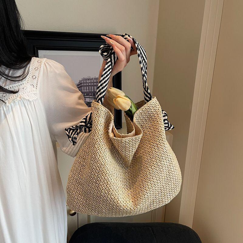 Hollow Straw Woven Tote: Fashionable, Large Capacity Shoulder & Handheld Bag for Seaside Vacation or Commute.