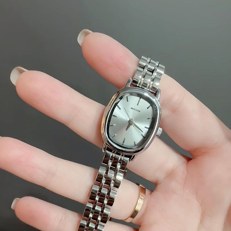 Retro Europäische Und Amerikanische Kleine Zifferblatt Damen Nische Leichter Luxus Damen Studentenstil Einfach Hochwertig Stahlarmband Uhr Damen