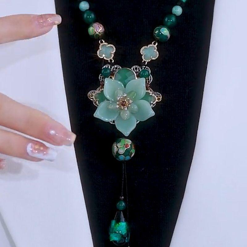 New trendy retro ethnic high-end necklace green Yaochi lotus shape sweater chain autumn and winter clothing pendant