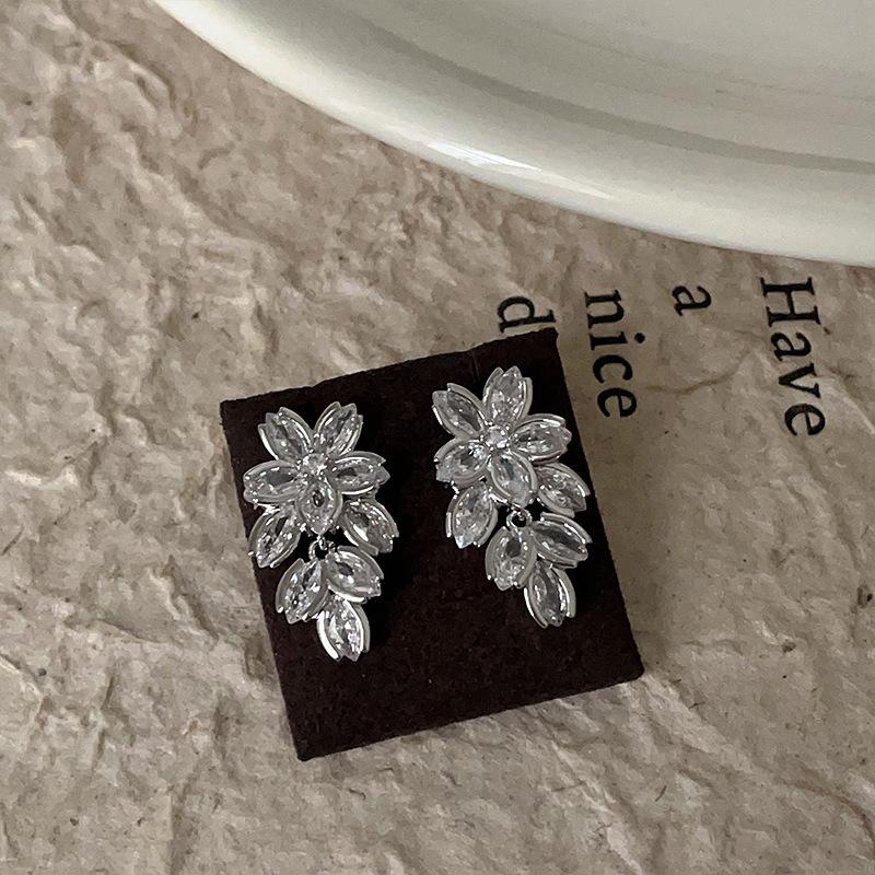 

Серьги-гвоздики с бахромой из цветка циркония Super Flash, женские, легкие, роскошные, изысканные, элегантные, персонализированные, модные, универсальные серьги