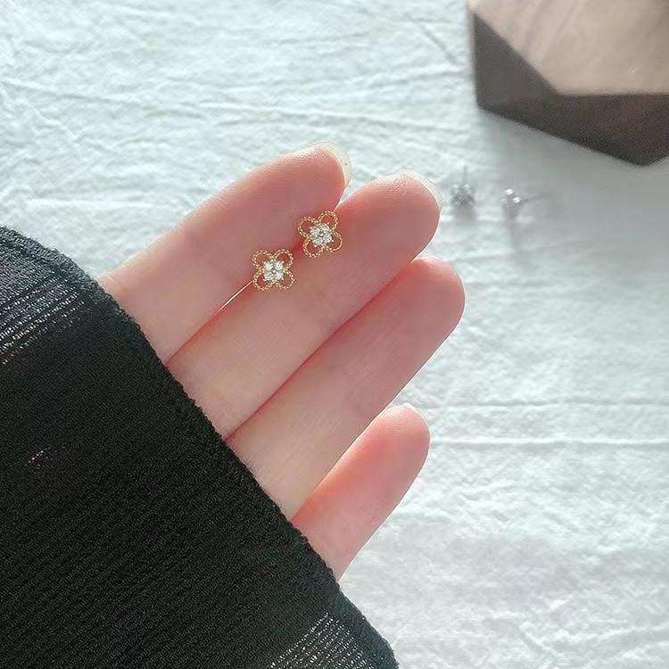 

Серьги-гвоздики в форме цветка из полого серебра 925 пробы с инкрустацией из циркония и бриллиантов, миниатюрные, легкие, роскошные, изысканные и универсальные серьги для женщин 925