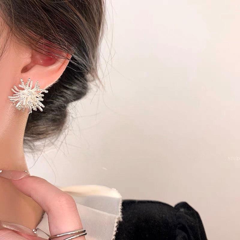 Luxusní náušnice s květinami z kamínků pro ženy Trendy zlaté kovové květinové puzetové náušnice Svatba Párty Elegantní korejské šperky