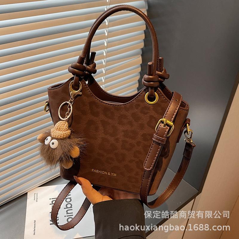 Retro small bags women's autumn and winter versatile 2025 new super fire shoulder messenger bags are popular this year, bucket bags