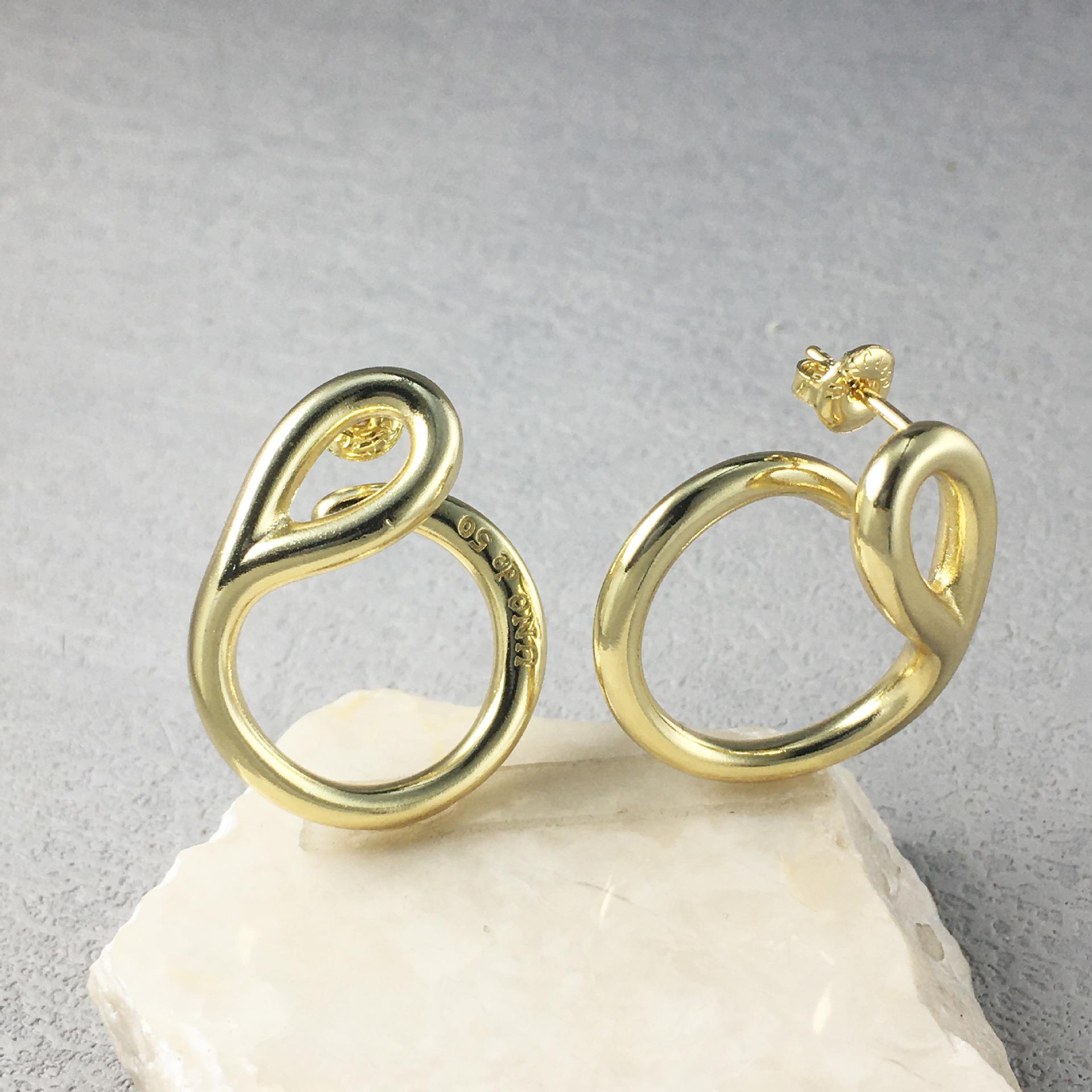 UNOde50 Gold-Plated Embroidered Curve Earrings UNED 0065