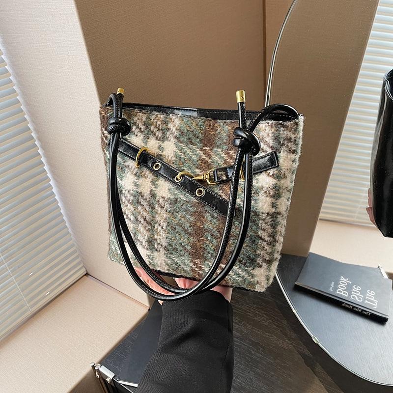 

2025 Women s Retro High-End Fashion Bucket Shoulder Bag 26x21x22 cm