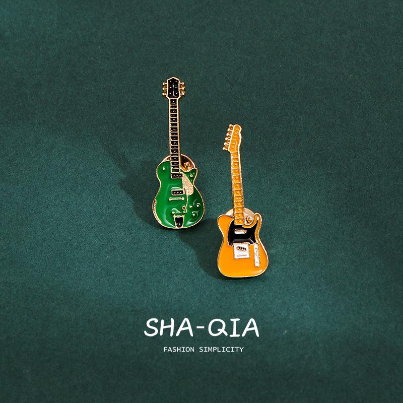 Entzückende Retro-Gitarrenbrosche - Musikinstrument Metallanstecknadel