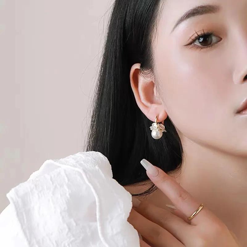 2024 New Elegant White Flower Cluster Pearl Ball Pendant Hoop Earrings Women's Fashion Zircon Party Luxury Accessories Girls