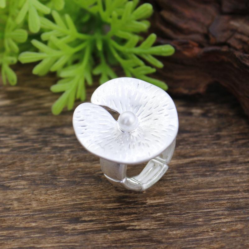 

Новое эластичное кольцо с инкрустацией жемчугом песочного цвета в виде листа лотоса, женское модное кольцо из цинкового сплава высокого класса в виде листа лотоса