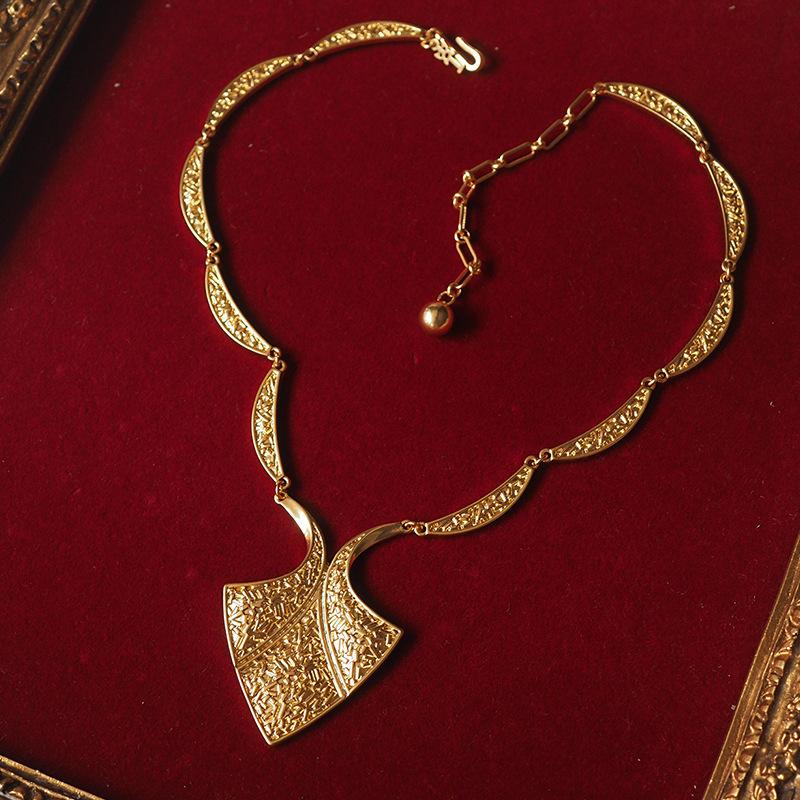 

Модное ретро ожерелье в виде перевернутого треугольного ромба, придворный стиль, высокое чувство, цепочка для ключицы, винтажное средневековое ожерелье