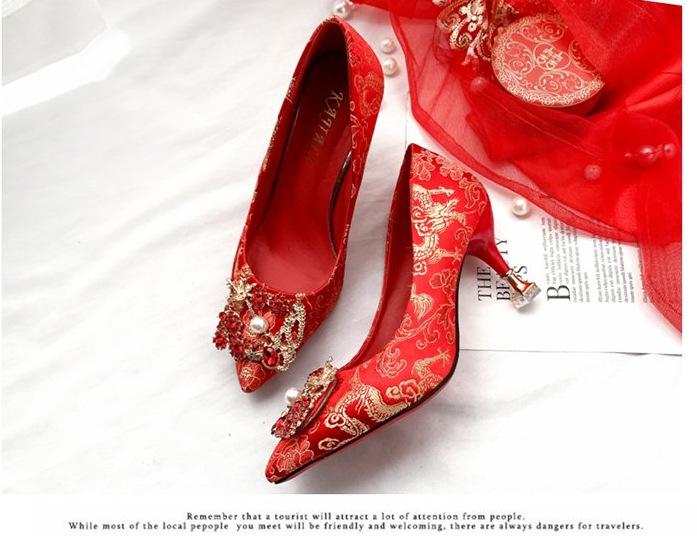 

Свадебные туфли Xiuhe женские туфли китайской невесты красные свадебные туфли 2025 новые модели не устают ноги тонкий каблук острый носок высокий каблук 33.5