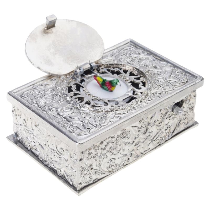 Antiek Legering Zingvogel Ornament Met Engel Embossed Patroon Mechanisch Muziekdoosje Voor Bureau Planken Display Cadeau