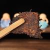 Fünf Jahre gereifter 2018 Menghai Golden Bud Pu'er Reifer Teekuchen