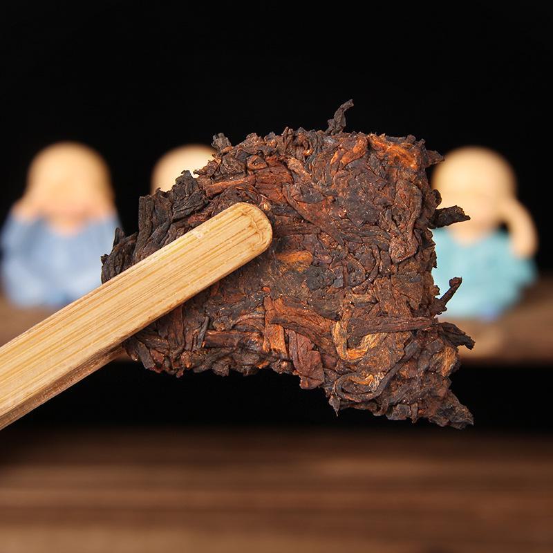 Fünf Jahre gereifter 2018 Menghai Golden Bud Pu'er Reifer Teekuchen