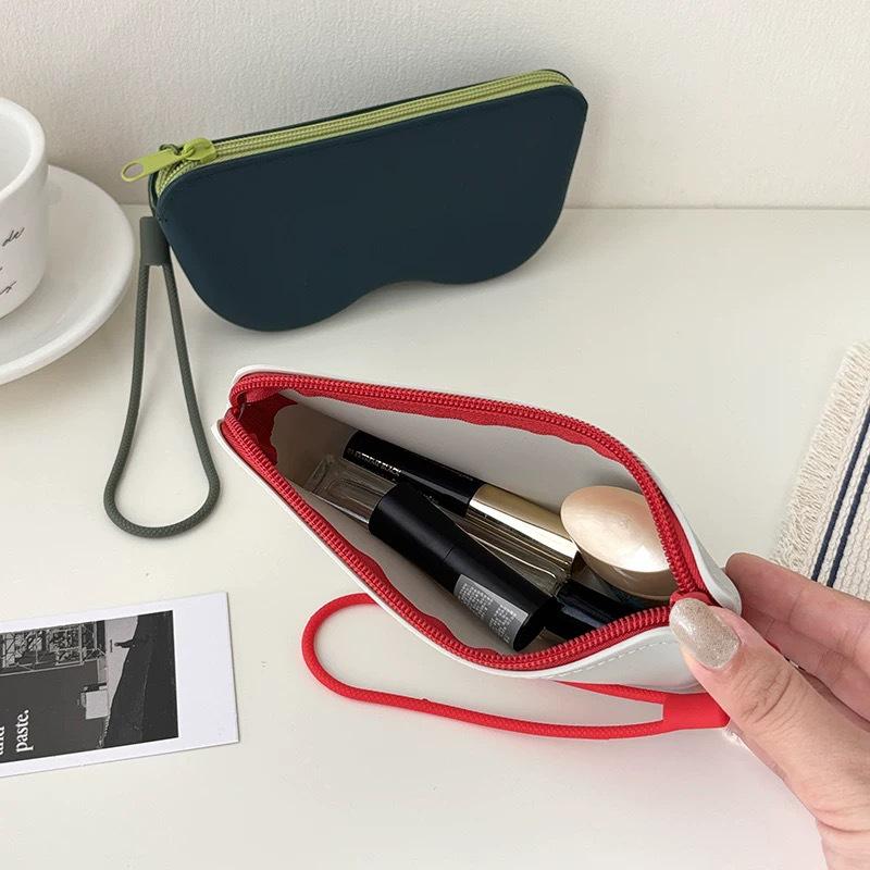 nQv Waterproof Drop-proof Silicone Sunglasses Storage Bag with Hook