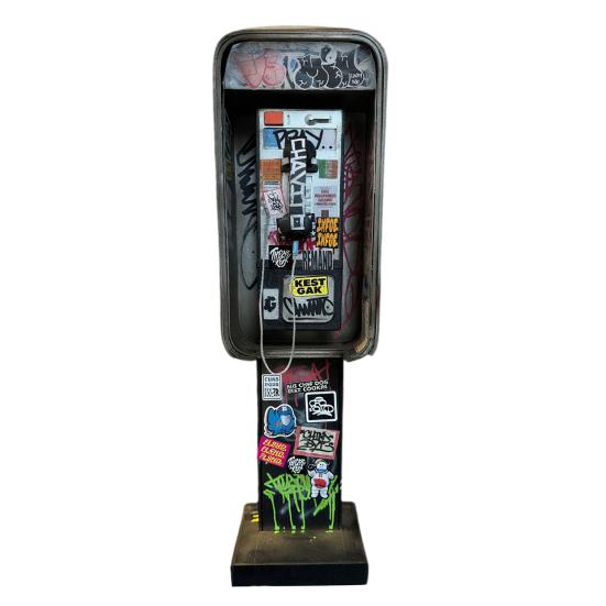 Miniature American Payphone Decoration 1/12 Scale Vintage Mini Graffiti Payphone Model Dollhouse Urban Street Phone Home Office Ornament