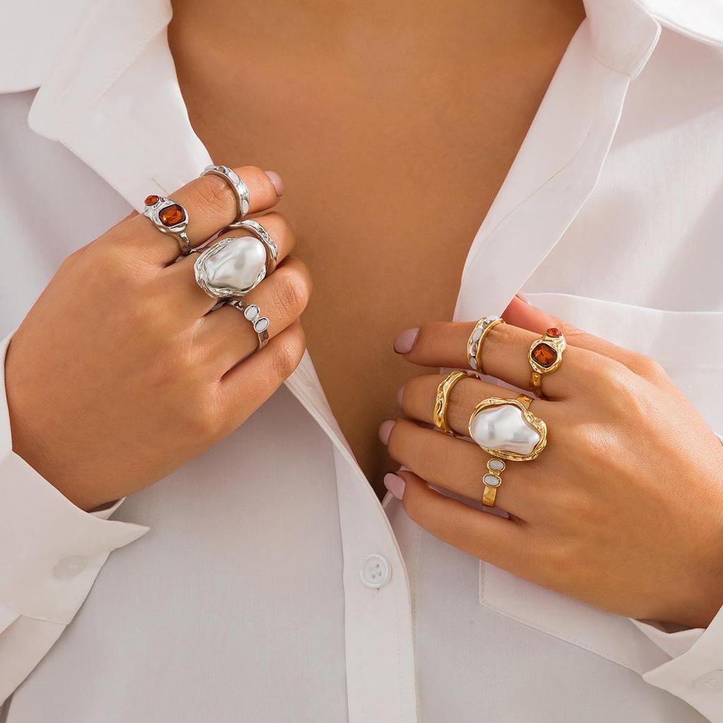 Grenzüberschreitende geometrische Metallringe mit eingelegten Perlen